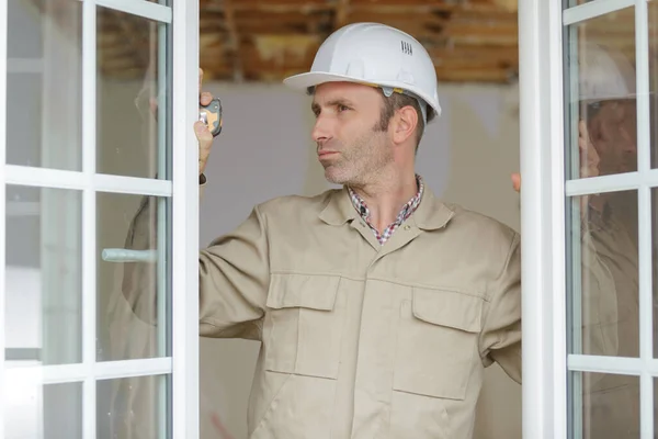Fönster Builder Arbetar Montering Installation — Stockfoto