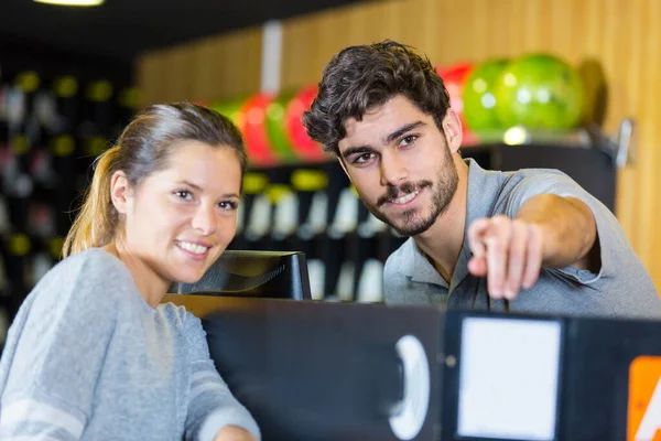 Employé Bowling Montrant Quelque Chose Cliente — Photo