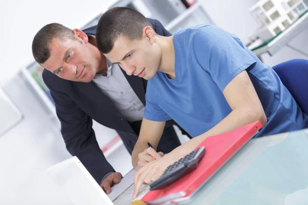 Trainee Usando Laptop Homem Meia Idade Olhando Por Cima Seu — Fotografia de Stock