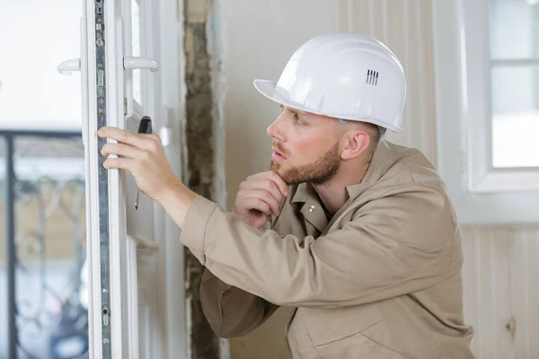 Man Checking Window Notes — Stockfoto