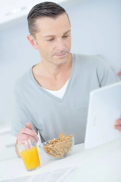 Mann Schaut Beim Frühstück Auf Tablet — Stockfoto