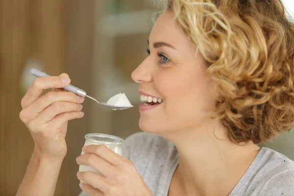 Mulher Feliz Comer Iogurtes — Fotografia de Stock
