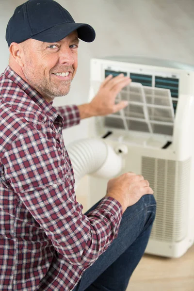 Técnico Sonriente Que Fija Dispositivo Eléctrico — Foto de Stock