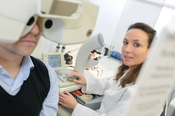 Adulto Feminino Médico Examinando Pequeno Paciente — Fotografia de Stock