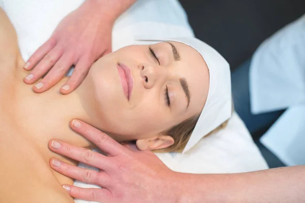 Ung Kvinna Avkopplande Massage — Stockfoto