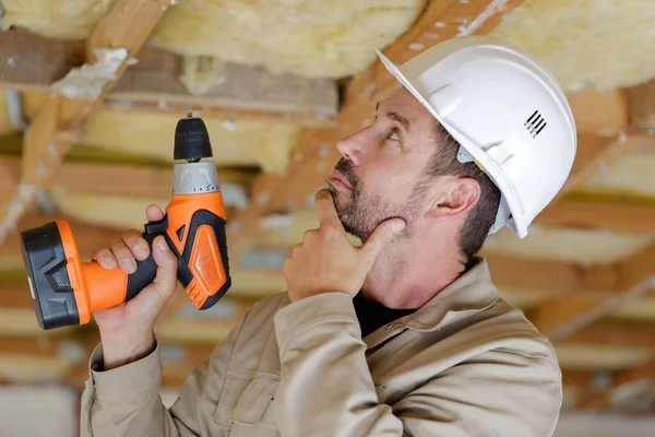 Porträt Eines Bauarbeiters Der Denkt — Stockfoto