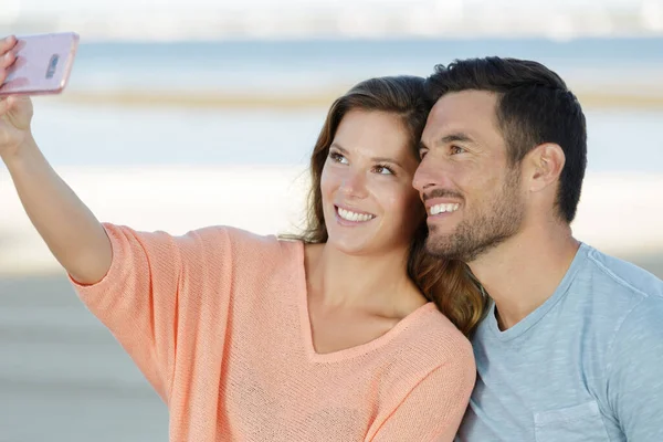 Casal Feliz Fazendo Uma Selfie — Fotografia de Stock