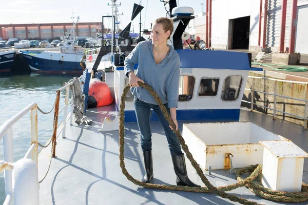 Una Mujer Cubierta Del Barco —  Fotos de Stock