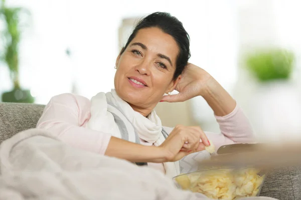 Una Mujer Está Comiendo Patatas Fritas Mientras Televisión — Foto de Stock