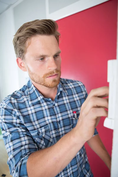 Man Trycker Sin Kombinationsnål Låsanordningen — Stockfoto