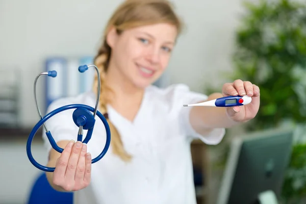 Krankenschwester Zeigt Ein Thermometer — Stockfoto