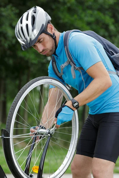 Ritratto Ciclista Maschio Che Fissa Sua Mountain Bike — Foto Stock