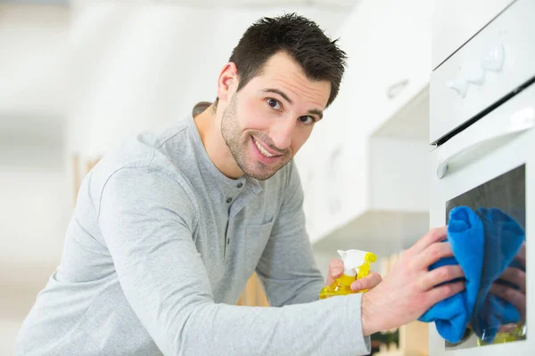 Gelukkig Man Schoonmaken Huishoudelijke Oven Keuken — Stockfoto