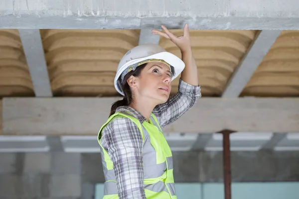 Frau Überprüft Abgehängte Decke — Stockfoto