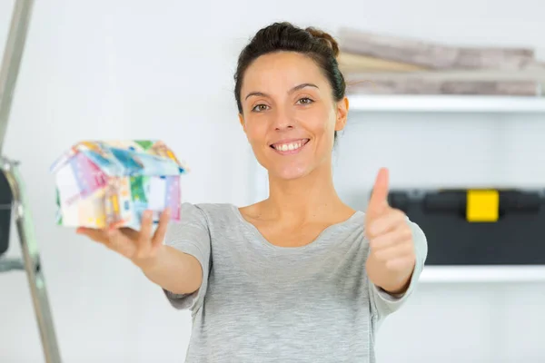 Feliz Sonriente Mujer Mostrando Pulgares Arriba Nueva Casa — Foto de Stock