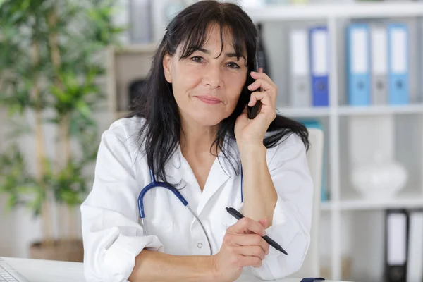 Médecin Occupé Téléphone Avec Réceptionniste — Photo