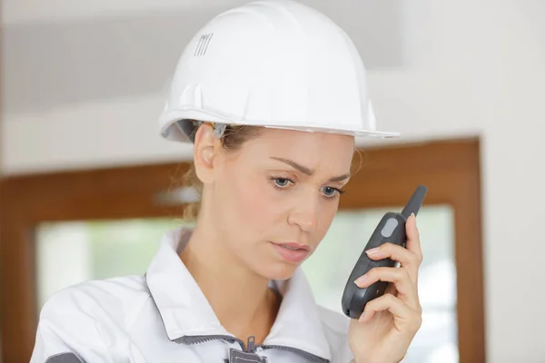 Kvinnlig Förman Med Walkie Talkie — Stockfoto