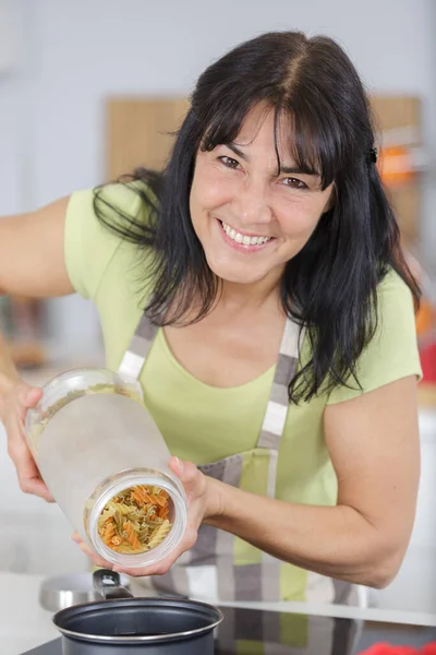 Vrouwtje Met Een Pot Met Rauwe Pasta — Stockfoto