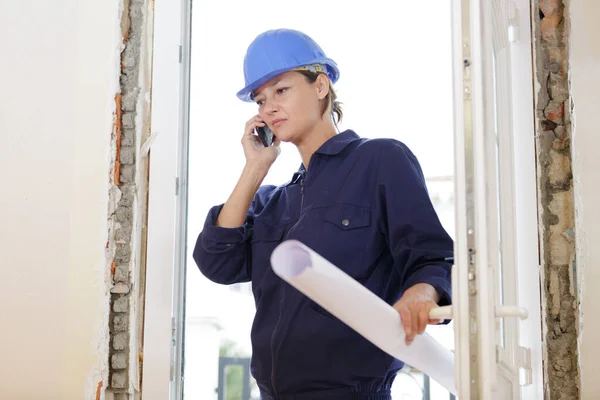 Female Architect Holding Papers Site — Stock Photo, Image