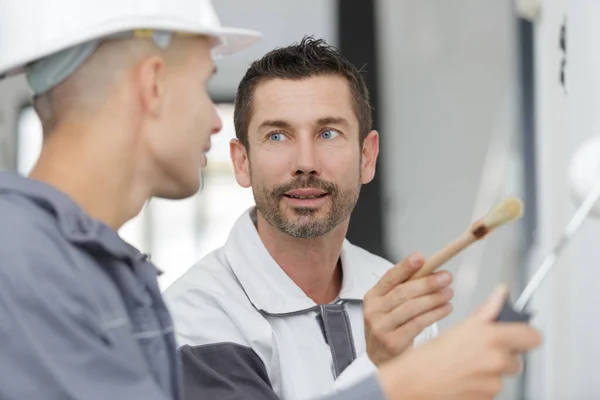 Schilder Man Met Verf Borstel Schilderen — Stockfoto