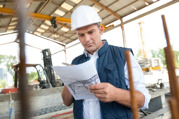 Architekten Betrachten Geschäft Mit Papierplänen — Stockfoto