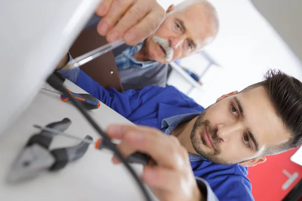 Primo Piano Dell Uomo Con Cacciavite Consigliato Collega Anziano — Foto Stock