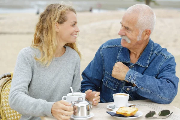 Homem Sênior Com Filha Tendo Café Mar — Fotografia de Stock