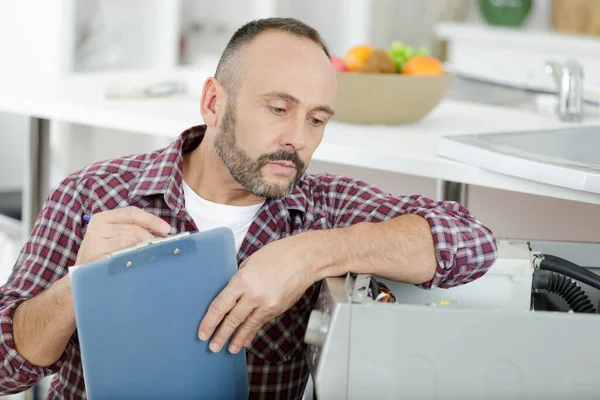 Klempner Mit Klemmbrett Der Nähe Der Waschmaschine — Stockfoto