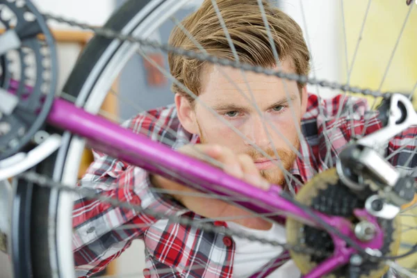 자전거 바퀴를 통과하는 기계공의 — 스톡 사진