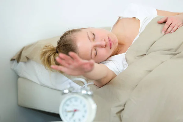 Genç Kadın Yatakta Esniyor Uyandı Elinde Çalar Saat Tutmaktan Yoruldu — Stok fotoğraf