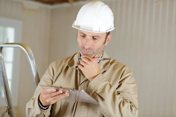 Constructor Masculino Trabajando Portapapeles —  Fotos de Stock