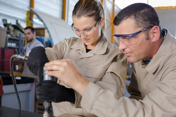 Kvinnlig Lärling Med Hjälp Industripolerare — Stockfoto