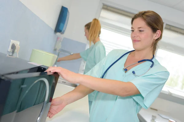 Infermiera Lava Mani Prima Del Lavoro Medico — Foto Stock