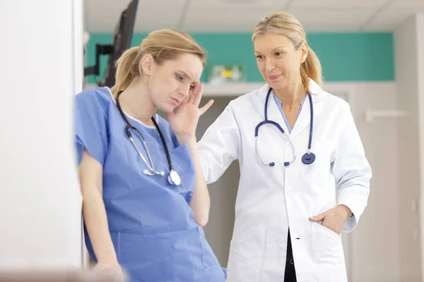 Krankenschwester Ärztin Leidet Unter Stress — Stockfoto