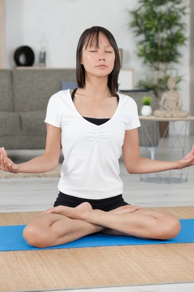 Vrouw Zitten Lotus Yoga Positin Vloer Thuis — Stockfoto