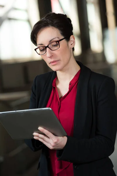 Retrato Uma Engenheira Com Tablet — Fotografia de Stock