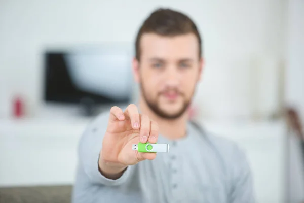 Hombre Sosteniendo Tarjeta Usb — Foto de Stock