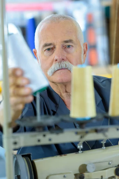 Senior Schneider Arbeitet Der Maschine — Stockfoto