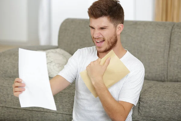 Jeune Homme Excité Serrant Son Poing Regardant Papier — Photo