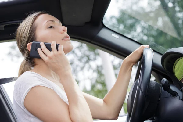 Sürücü Kadın Araba Kullanırken Akıllı Telefon Kullanıyor — Stok fotoğraf