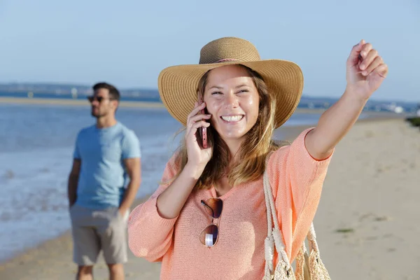 Kumsalda Telefon Eden Mutlu Bir Kadın — Stok fotoğraf