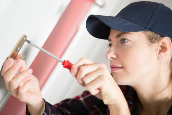 Handyman Feminino Instalando Gancho Parede — Fotografia de Stock