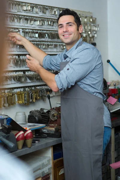 Fabricante Chaves Profissional Feliz Falando Com Cliente — Fotografia de Stock