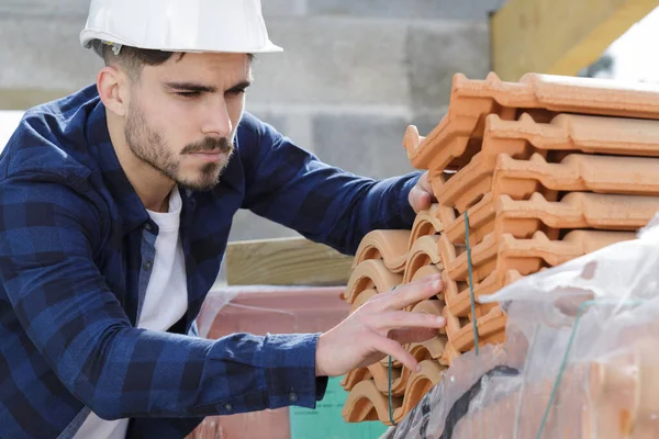 Homem Construtor Escolhendo Telhas — Fotografia de Stock