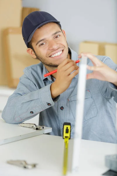 Smiling Serviceman Fitting New Kitchen — Stock Photo, Image