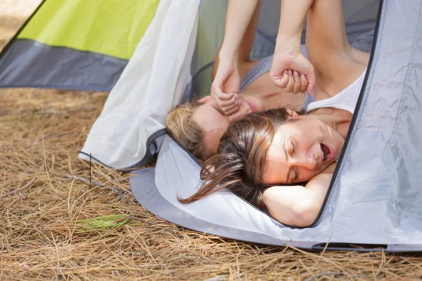 Duas Jovens Senhoras Acordando Tenda Bocejando Esticando — Fotografia de Stock