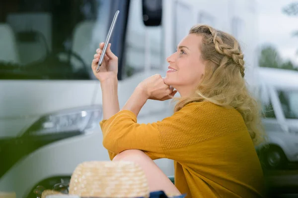 Žena Používající Tablet Mimo Van — Stock fotografie