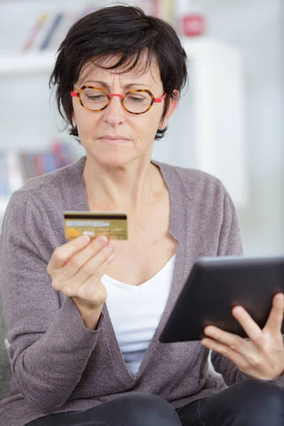 Zbliżenie Dojrzałej Kobiety Posiadającej Kredyt Tabletkę — Zdjęcie stockowe