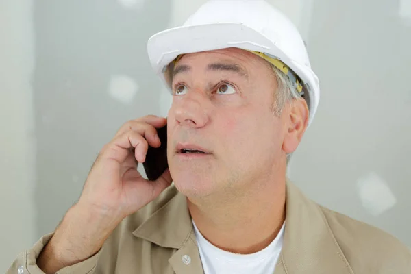 Builder Sur Téléphone Par Une Échelle — Photo