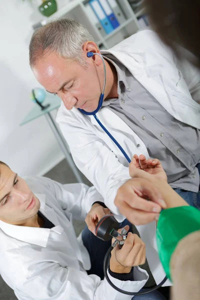 血圧計を読む研修医 — ストック写真